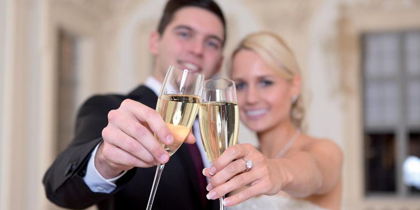 Hochzeitsbild vor historischer Kulisse