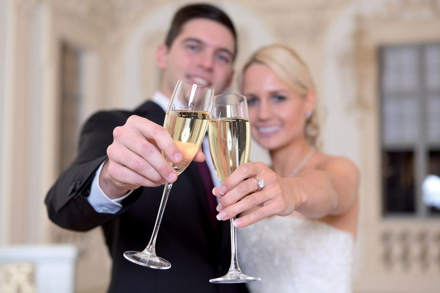 Hochzeitsbild vor historischer Kulisse