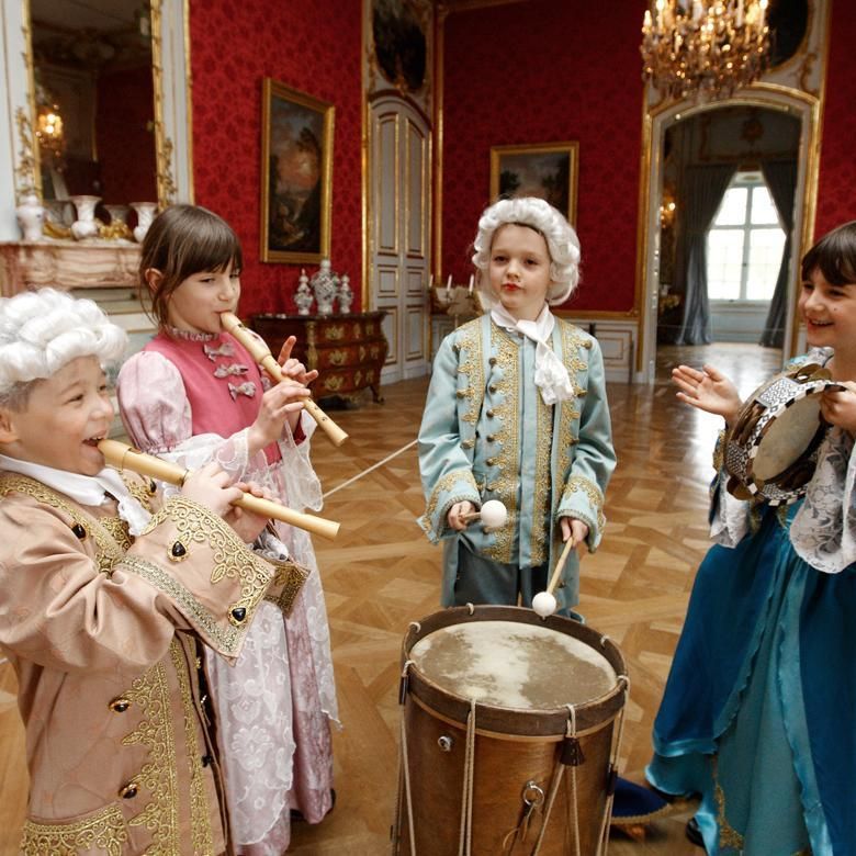 Residenzschloss Ludwigsburg, Kostümierte Kinder im Schloss